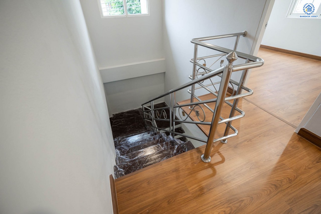 บ้านมือสองตกแต่งใหม่ โครงการ ลภาวัน15 ราชพฤกษ์ เนื้อที่ 50.5 ตร.ว. ฟังก์ชันครบ 3 ห้องนอน 3 ห้องน้ำ 2 ที่จอดรถ บ้านสวยสภาพดี พร้อมเข้าอยู่ บนทำเลศักยภาพติดถนนราชพฤกษ์ เชื่อมสู่แจ้งวัฒนะได้อย่างรวดเร็ว ใกล้รถไฟฟ้าสายสีม่วง "สถานีบางรักใหญ่"